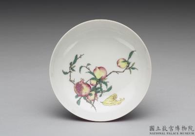 图片[2]-Dish with “Three Plenty” motif on a polychrome red ground in yangcai painted enamels, Qianlong reign (1736-1795), Qing dynasty-China Archive